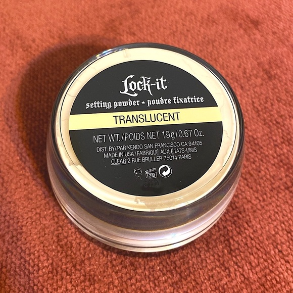 KVD Lock-It Translucent Setting Powder - Picture 5 of 6